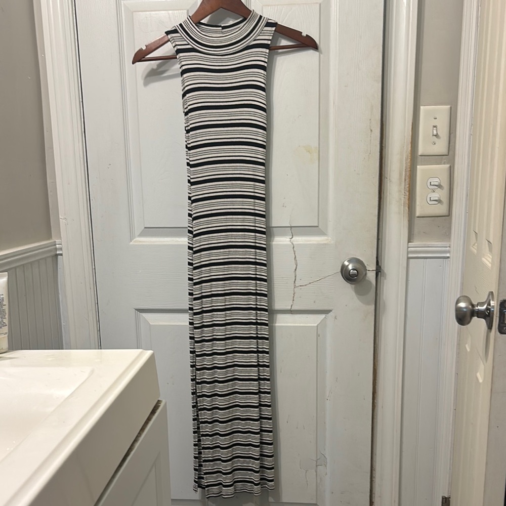 Papaya Black and White Sleeveless Sheath Maxi Dress